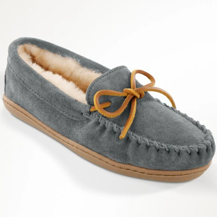 Minnetonka Women's Sheepskin Hardsole Moccasin Slipper 2 Minnetonka Women's Sheepskin Hardsole Moccasin Slipper - Image 2